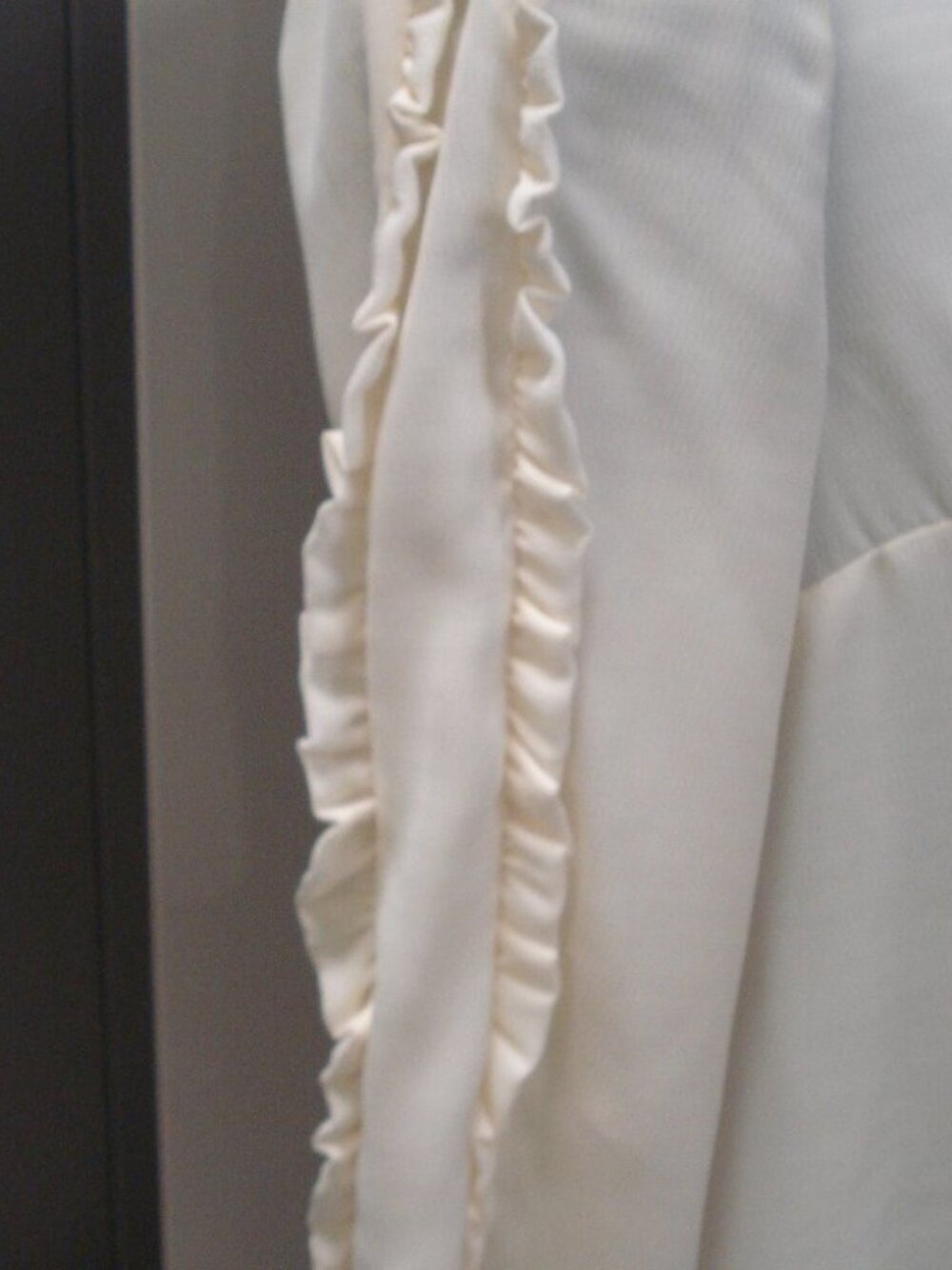 Joseph A Ruffled Top Women - Picture 4 of 4